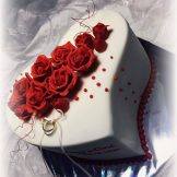 Eine Herz-Torte mit roten Rosen