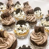 Oreo & Kinder Bueno Cupcakes, Sanelas Tortenwelt, Hochzeitstorten, Vintage Wedding Cakes, Semi-Naked Wedding Cake, Elegant Wedding Cake, Cupcakes60