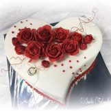 Eine Herz-Torte mit roten Rosen