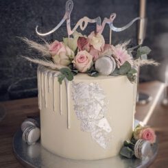 Vintage Wedding Cake, Drip Wedding Cake, Schoko Drip, Blattsilber, Silber/Hochzeitstorte, Macarons, Hochzeitstorte mit echten Blumen, Love Topper, Sanelas Tortenwelt, Hochzeitstorten, Vintage Wedding Cakes, Semi-Naked Wedding Cake, Elegant Wedding Cake, Sanelas Tortenwelt, Wedding Cake, Hochzeitstorte, Bückeburg, Hannover