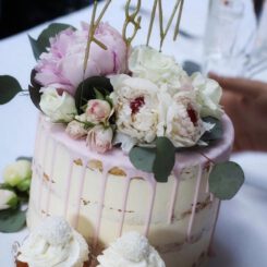 Drip Wedding Cake, Semi-Naked Cake, Fruit Wedding Cake, Hochzeitstorte mit echten Blumen, Semi-Naked Cake, Sanelas Tortenwelt, Hochzeitstorten, Vintage Wedding Cakes, Semi-Naked Wedding Cake, Elegant Wedding Cake, Cupcakes