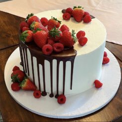 Drip Wedding Cake, Fruit Wedding Cake, Hochzeitstorte-Beeren, Semi-Naked Cake, Sanelas Tortenwelt, Hochzeitstorten, Vintage Wedding Cakes, Semi-Naked Wedding Cake, Elegant Wedding Cake, Cupcakes