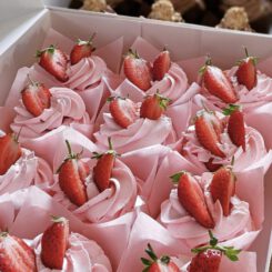 Sanelas Tortenwelt, Sweet Table, Cupcakes, frische Erdbeeren, Cakepops, Cakesicles, Bückeburg
